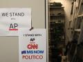 En la sala de prensa de la Casa Blanca, cuelgan carteles de apoyo a Associated Press, CNN, MS NOW y Politico