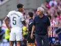 Jude Bellingham habla con José Mourinho en un momento del derbi madrileño