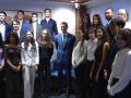 El presidente del Gobierno español, Pedro Sánchez (c) posando con un grupo de estudiantes de la Universidad de Harvard