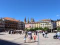 Una familia pasea por el centro de Burgos