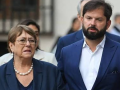Los expresidentes socialistas chilenos Michelle Bachelet y Gabriel Boric