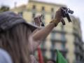 Dos personas muestran sus llaves durante una concentración en apoyo a Maricarmen tras su desahucio en Madrid, ante la Delegación del Gobierno, a 23 de septiembre de 2026, en Barcelona, Catalunya (España). La protesta ha sido convocada tras el desahucio de Maricarmen, la vecina del distrito de Retiro que residía desde hace 70 años en el número 46 de la calle Alcalde Sainz de Baranda de Madrid.

Lorena Sopêna / Europa Press
23 SEPTIEMBRE 2026;MANI;MARICARMEN;DESAHUCIO;FONDO BUITRE;LLAVES;LLAVERO;CASA;ALQUILER
23/9/2026