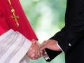 El Papa León XIV y el presidente Emmanuel Macron se dan la mano
