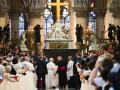 León XIV es recibido por el arzobispo de París, Laurent Ulrich, a su llegada a la catedral de Notre-Dame de París