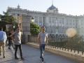 Alejandro Amenábar pasea cerca del Palacio Real de Madrid