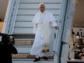 El Papa León XIV desciende del avión a su llegada al Aeropuerto Internacional de Tarbes-Lourdes-Pirineos, en Tarbes (suroeste de Francia)