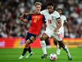 Dani Olmo y Jude Bellingham luchan por un balón en el Inglaterra - España