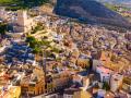 Paisaje urbano de Villena y su castillo de la Atalaya (Alicante)