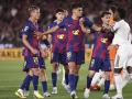 Los jugadores del Barcelona y los del Real Madrid en el último clásico disputado