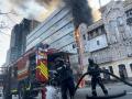 Los bomberos trabajan para extinguir un incendio en el centro médico de Dobrobut tras un ataque aéreo ruso contra Kiev