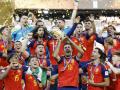 Rodri Hernández levanta al cielo de Nueva York la Copa del Mundo