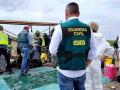 Guardias civiles proceden a revisar el interior del pozo en la investigación de los crímenes de Juan Miguel Isla y de Jesús María González Borrajo