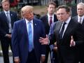 El presidente de EE.UU., Donald Trump (izq.), escucha a Elon Musk (der.), director ejecutivo de Tesla, X y SpaceX, hablar con los periodistas tras una reunión sobre superinteligencia con ejecutivos tecnológicos en la Casa Blanca