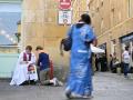 Un fiel se confiesa con un sacerdote en las calles de Metz, durante el Viaje Apostólico del Papa