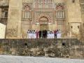 Representantes del Cabildo y del equipo técnico de la restauración de la puerta de San Ildefonso de la Mezquita Catedral de Córdoba