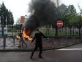 Dos jóvenes participan en las protestas estudiantiles en Francia