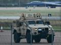 Un vehículo blindado patrulla el interior de la base de la RAF en Fairford, en el suroeste de Inglaterra