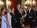 Pedro Sánchez saluda al Rey en la cena de gala ofrecida al matrimonio Macron el martes