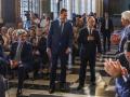 El presidente andaluz, Juanma Moreno (c-i), y el presidente de Ceuta, Juan Jesús Vivas (c-d), reciben aplausos antes de la comparecencia informativa tras la reunión que han mantenido este jueves en el Palacio de San Telmo en Sevilla