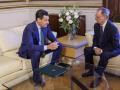 El presidente de la Junta de Andalucía, Juanma Moreno (i), se reúne con el presidente de Ceuta, Juan Jesús Vivas, este jueves en Sevilla, para analizar la crisis que vive la ciudad autónoma