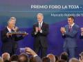 El rey Felipe VI (c) entrega el premio Foro La Toja al ex presidente de Portugal Marcelo Rebelo de Sousa
