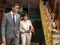 El presidente del Gobierno, Pedro Sánchez, y ministra de Vivienda y Agenda Urbana, Isabel Rodríguez, a su llegada a una sesión plenaria, en el Congreso de los Diputados