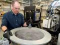 El investigador Darren Fearon en las instalaciones XChem en el sincrotrón Diamond Light Source