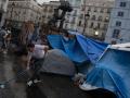Varias personas desaguan sus tiendas de campaña en la Puerta del Sol