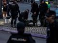 Varios agentes de la Policía Nacional detienen a un persona durante una concentración de protesta contra la acampada en la Puerta del Sol
