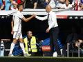 Cristiano le da la mano a Zidane tras ser sustituido en un partido con el Real Madrid