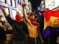 Unos jóvenes, durante los altercados del sábado por la noche en Sol