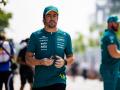 Fernando Alonso se dirige hacia el paddock del circuito de Sepang
