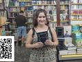 La autora valenciana, Lucía Palacios, junto a su libro 'En tiempos de pandemia'