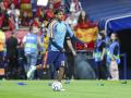 Lamine Yamal, durante un calentamiento con la selección española