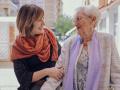 De izquierda a derecha: Isabel Lecumberri (técnica del Programa Siempre Acompañados de la Fundación Pauma) y Mercedes Garralda (beneficiaria del programa Siempre Acompañados de la Fundación ”la Caixa”)