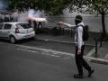 Un manifestante utiliza un mortero de fuegos artificiales durante los enfrentamientos entre estudiantes de secundaria y policías antidisturbios frente al instituto Gustave Eiffe