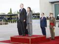 Los Reyes, este lunes, reciben honores en el aeropuerto Adolfo Suárez de Madrid antes de partir hacia Helsinki
