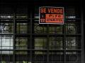 Vista de un cartel de 'Se vende' en un portal de un edificio de Madrid