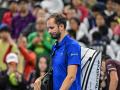 Medvedev abandona cabizbajo la pista tras ser descalificado por darle un pelotazo a un aficionado