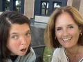 Adela, junto a su madre, Elisenda