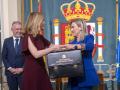La ex ministra de Educación, Formación Profesional y Deportes, Pilar Alegría entregando la cartera a su sucesora en el cargo, Milagros Tolón en la sede del Ministerio