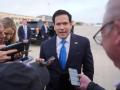 El secretario de Estado estadounidense, Marco Rubio, habla con la prensa antes de abordar un avión con destino a Islandia en la Base Conjunta Andrews, Maryland