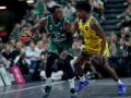 El jugador del Panathinaikos Jerian Grant (I) en acción contra el jugador de Maccabis Tel Aviv, Jimmy Clark III (D)