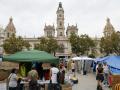 Imagen de la acampada por la vivienda en la plaza del Ayuntamiento de Valencia.