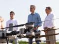 El presidente del Gobierno, Pedro Sánchez (2d), y el ministro de Agricultura, Pesca y Alimentación, Luis Planas (d)