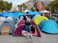 Diseño hecho con imágenes de la acampada en la plaza del Ayuntamiento de Valencia y Pilar Bernabé