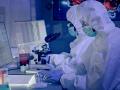 Científicos examinando muestras en un laboratorio