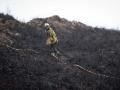 Un bombero trabaja en un incendio en Lugo