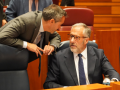 El portavoz de Vox en las Cortes de Castilla y León, David Hierro (izqda.) dialoga en el Pleno con el vicepresidente primero de la Junta, Carlos Pollán