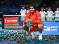 Carlos Alcaraz posa con el título del ATP 500 de Tokio